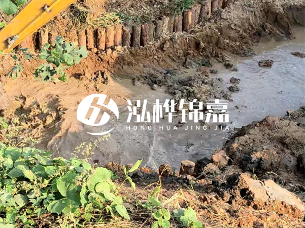 湖南防汛木樁批發廠家泓樺錦嘉 - 防洪木樁的作用是什么？?